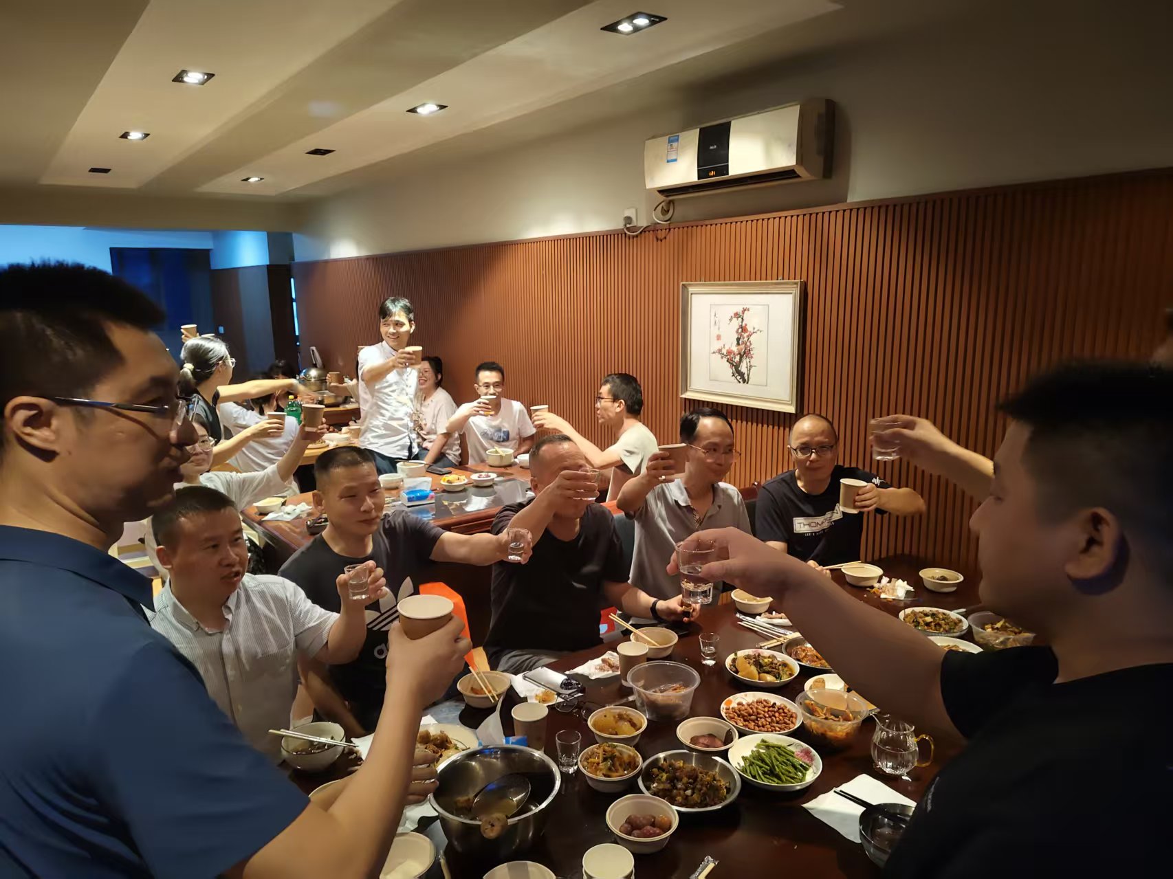 凝心聚力迎“双节”，奋楫扬帆再出发 ——公司圆满召开2025年年中总结大会暨国庆中秋联欢聚餐