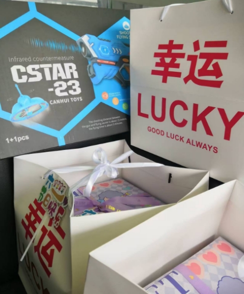 情暖“六一”，热宜公司为员工子女发放节日礼物